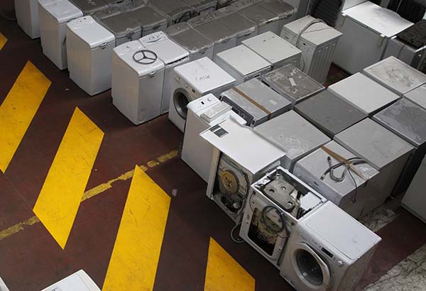 Rangées de lave-linges usagés